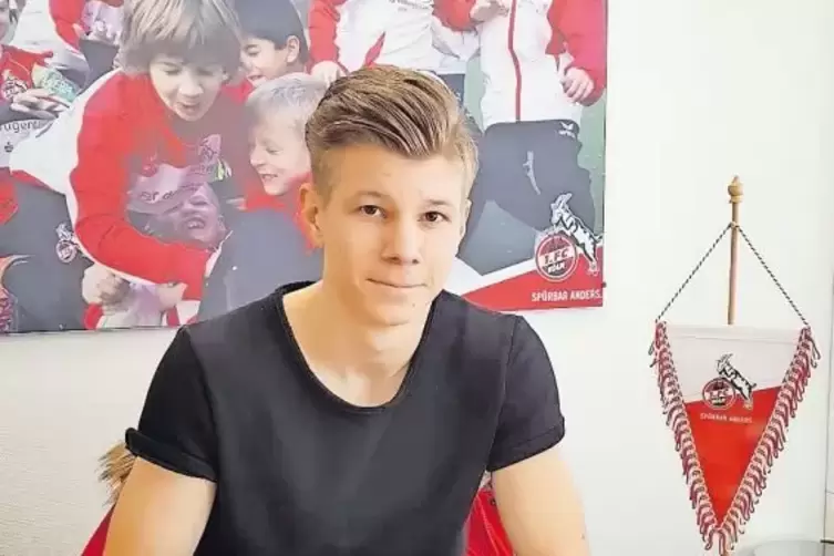 Der 18-jährige Jan Luca Schuler hat beim 1. FC Köln einen Profivertrag unterschrieben.