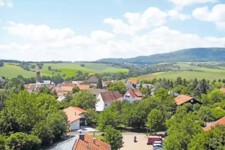 Eingebettet in die Landschaft – mit dem Donnersberg im Hintergrund – liegt die Gemeinde Weitersweiler mit ihrem Wahrzeichen, der