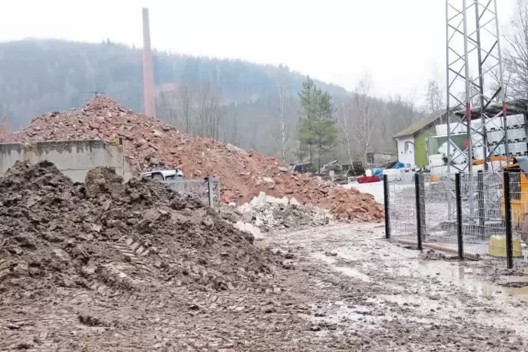 Auch ein Nachbarbetrieb der Firma Küntzler auf dem Industriegelände bei der Biebermühle bereitet Beton und Asphaltbruch zu Granu