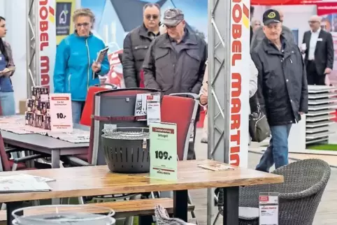 Auf der Ausstellungsfläche eines Möbelhauses hat bereits der Sommer Einzug gehalten.
