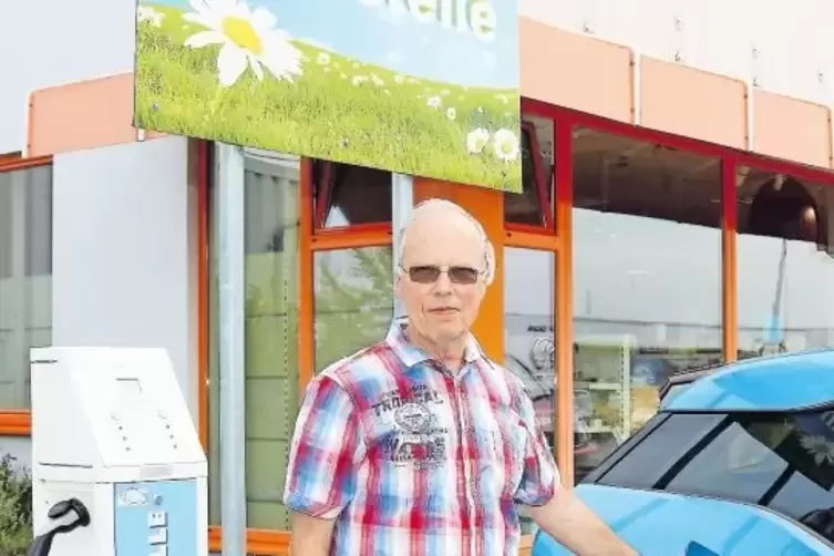 Michael Huschke aus Grünstadt fährt seit acht Monaten Elektroauto: Vielleicht kann er den Wagen auch bald in Wattenheim laden.