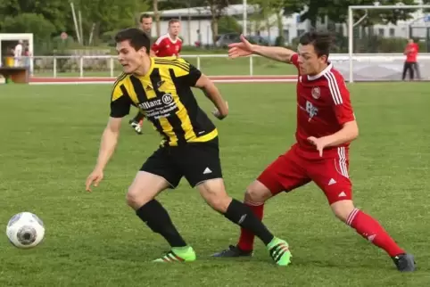 Trifft zum 2:0: Marius Schafhaupt (links), hier in einem Spiel gegen Offenbach. ArchivFoto: Iversen 
