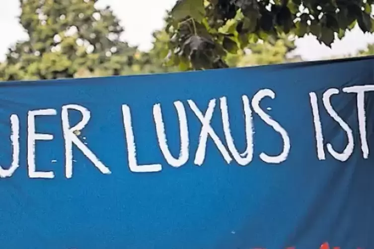 „Euer Luxus ist unsere Armut“ steht auf einem Plakat vor einem Luxushotel in Berlin. Geht die soziale Schere zu weit auseinander