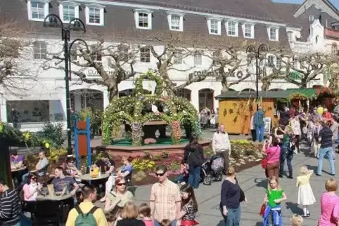 Die Osterkrone aus Frühlingsblumen und 2000 Eiern über einem Brunnen ist das Wahrzeichen des St. Wendeler Ostermarkts. Archivfot