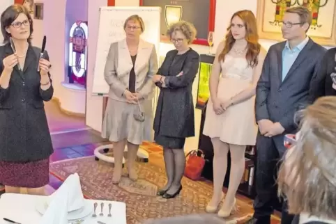 So geht’s richtig: Knigge-Trainerin Gerlind Hartwig (links) zeigt der Landjugend aus den Kreisen Kaiserslautern und Kusel , wora