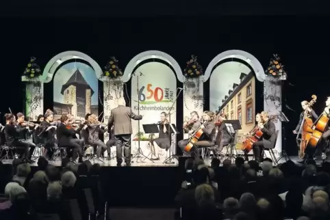 Das Jugendstreichorchester Alba der Kreismusikschule unter der Leitung von Virgjil Gega beeindruckte die Gäste vor imposanter Bü