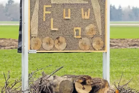 Werbung für den Verein FLUOW und trotzdem nützlich: das neue Insektenhotel zwischen Otterstadt und Waldsee.