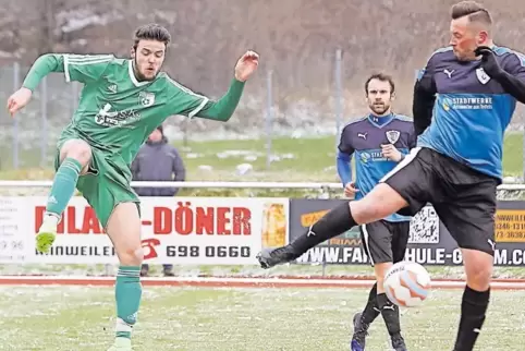 Artur Buchholz vom VfB Annweiler (rechts) und Cedric Mas (links) scheinen zu tanzen. Hinten Philipp Cambeis. Mörlheim erreichte 