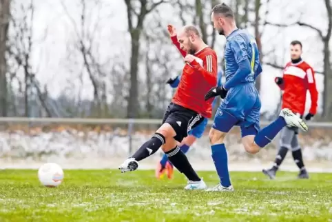 Vollstreckt: Doppel-Torschütze Kenny-Andre Beysiegel vom SV Mackenbach II trifft gegen den VfB Waldmohr. Die zweite Mannschaft d
