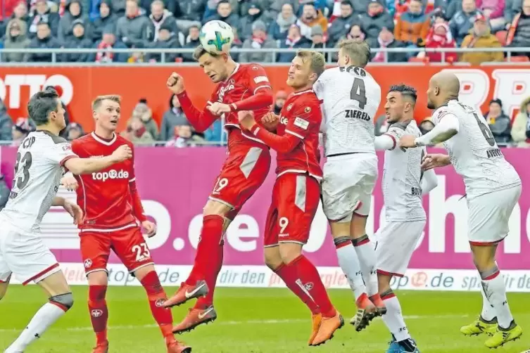 Großer Kampf und viel Hingabe: Stipe Vucur (am Ball) und Sebastian Andersson versuchen im Strafraum des FC St. Pauli alles. Link