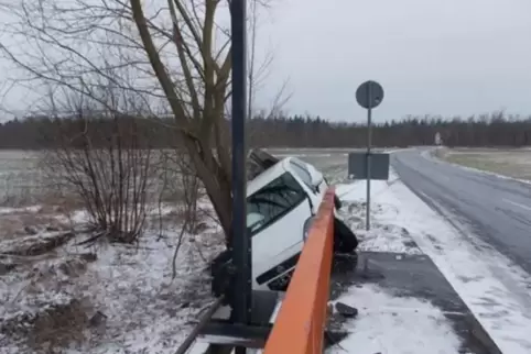 Das Auto musste abgeschleppt werden.  Foto: Polizei