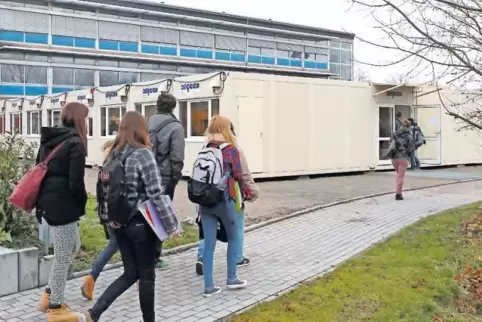 Noch einige Jahre wird der Weg von Schülern der Kandeler IGS in Klassenzimmer in Containern führen.