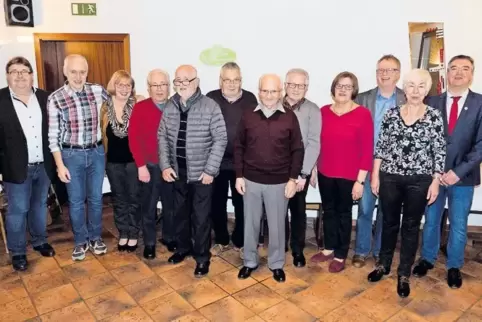 Zum 60. Jubiläum zeichnete der TuS Börsborn langjährige Mitglieder aus: Unser Bild zeigt (von links) Sportkreisvorsitzenden Stef