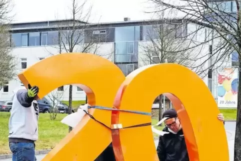 Die metallene Jubiläumszahl im Einfahrtsbereich wurde von Firmen aus dem Park gemeinschaftlich entworfen, angefertigt und lackie