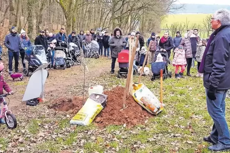 Wenigstens die Baumpflanzaktion für die Neugeborenen am Samstag in Weilerbach stieß auf große Resonanz, zur Freude von Ortsbürge