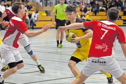 Kein Durchkommen: Mundenheims sechsfacher Torschütze Yannik Muth (gelbes Trikot) hat es mit zwei Offenbachern zu tun.