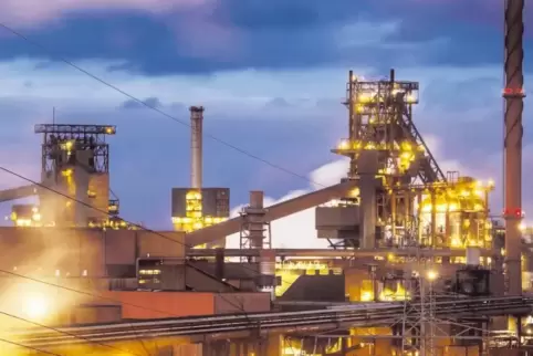 Das Thyssen-Krupp Stahlwerk Schwelgern in Duisburg-Marxloh: Deutschland wäre laut Ifo-Institut innerhalb der EU am stärksten von