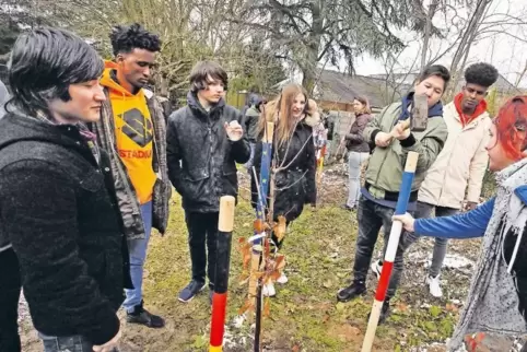 Gestern pflanzten die Schüler aus Bad Bergzabern und Weißenburg zwei Edelkastanien. Im April werden Blumenbeete angelegt.