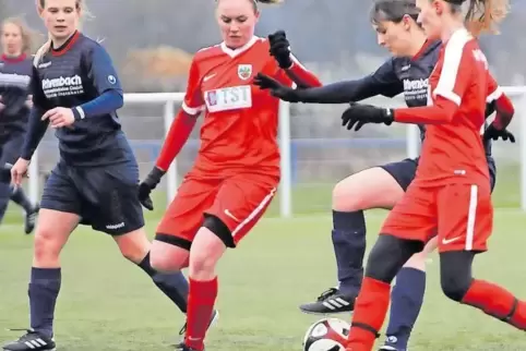 Neele Schumacher (links) schoss Göcklingen zum zweiten Mal in Führung, ihr elftes Saisontor. Am Ball Kirsten Jung, bedrängt von 