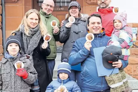 Zeigen stolz das Wappen ihrer neuen Heimat Carlsberg (von links) vorn: Gregorij, Dominique, Joannis, Lazaros und Kalliopi Sidiro
