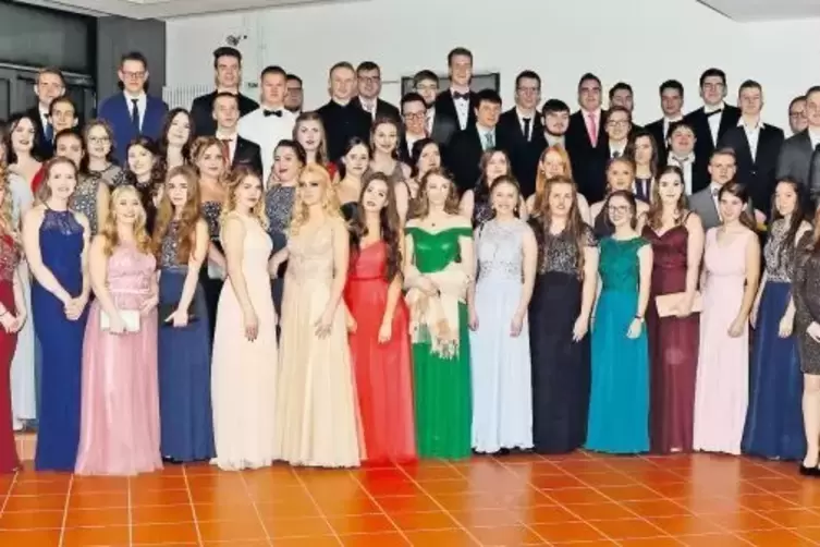 Der letzte Jahrgang, der vor der Jahrtausendwende zur Welt gekommen ist: die 2018er Abiturienten an der IGS Rockenhausen.