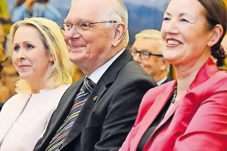 Der neue Ehrenbürger des Kreises, Hans Jörg Duppré, umrahmt von Landrätin Susanne Ganster (links) und seiner Frau Renate.