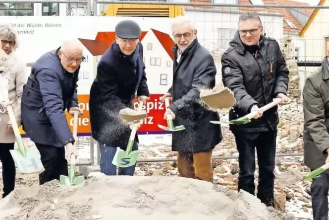Los geht’s: Das Hospiz des Diakoniewerks Zoar in Rockenhausen soll bis Jahresende fertiggestellt sein. Am gestrigen ersten Spate Los geht’s: Das Hospiz des Diakoniewerks Zoar in Rockenhausen soll bis Jahresende fertiggestellt sein. Am gestrigen ersten Spate