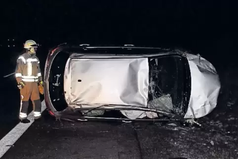 Der Wagen blieb auf der Beifahrerseite liegen. Der Fahrer kam leicht verletzt in ein Krankenhaus.