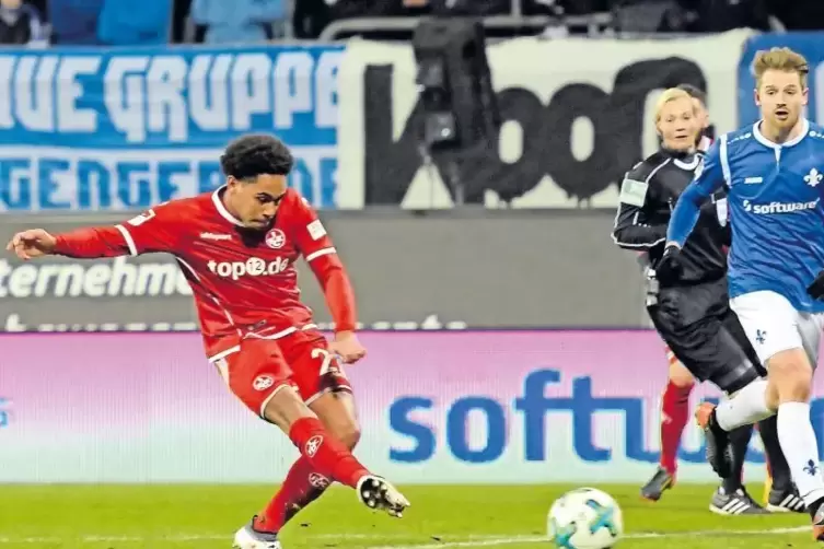 Sein erstes Tor als Profi: Phillipp Mwene trifft zum 2:0 für den FCK in Darmstadt.