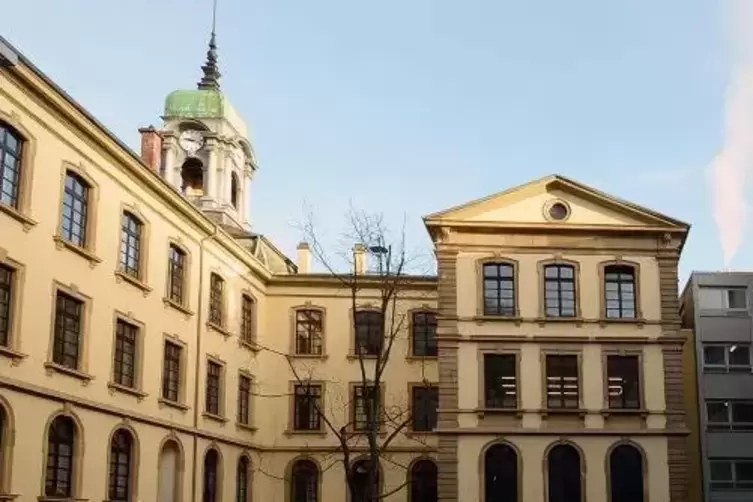 Ins Leibniz-Gymnasium sollen rund 1,24 Millionen Euro investiert werden, unter anderem für die WC-Anlagen und das Dach. Archivfo