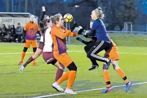 Kommt eine Keeperin geflogen: Strafraumszene beim Spiel des FC Speyer (orange) gegen die College-Girls im Sportpark.