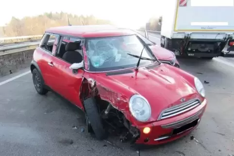 Gleich mit mehreren Autos und Lkw stieß dieser Mini zusammen. Sein Fahrer hatte das Stauende zu spät gesehen.  Foto: Polizei/fre