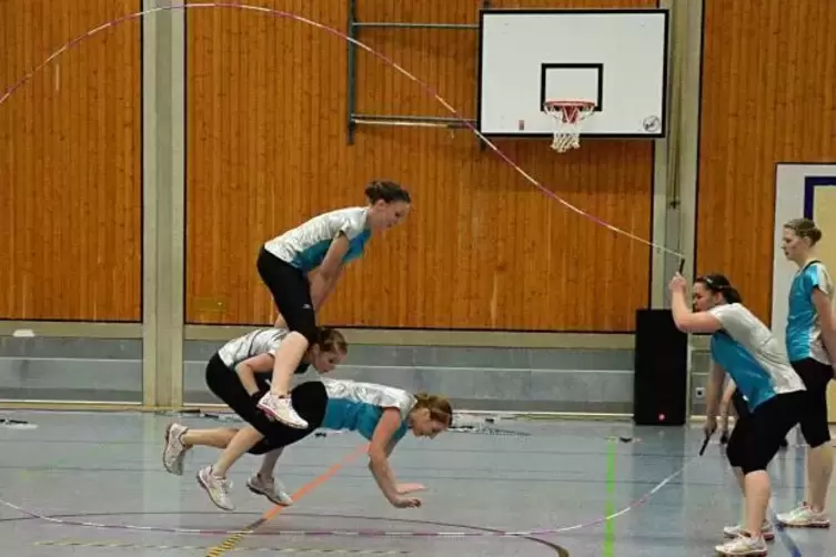 Beim Double Dutch schwingen zwei Springerinnen zwei lange Seile. Und die anderen Sportlerinnen springen akrobatisch durch die sc