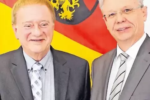 Der Präsidenten der Struktur- und Genehmigungsdirektion Süd, Hans-Jürgen Seimetz, überreichte die von Ministerpräsidentin Malu D