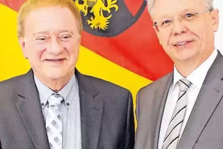 Der Präsidenten der Struktur- und Genehmigungsdirektion Süd, Hans-Jürgen Seimetz (rechts), überreichte die von Ministerpräsident