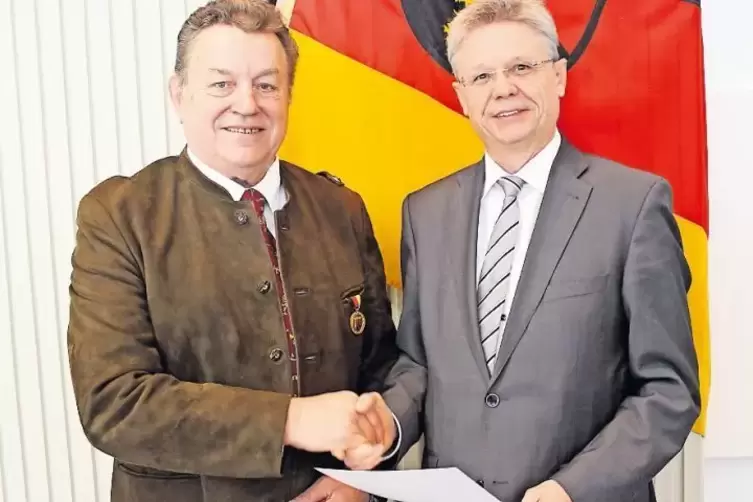 Eugen Niederer (links) wurde von SGD-Präsident Hans-Jürgen Seimetz (rechts) geehrt.