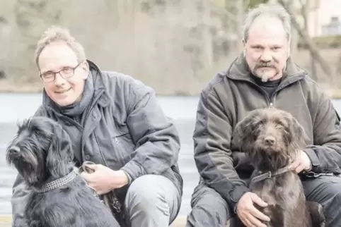 Sie sorgen im Landkreis Kaiserslautern bald für Nachwuchs bei einer alten, aber seltenen Rasse: Holger Rasch (links) und Herbert
