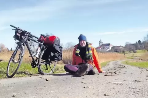 Kurzer Stopp in Medelsheim auf einem geteertem Feldweg: Gestern fuhr Rinck von Hornbach über Gersheim auf dem Bliesradweg zum Sa
