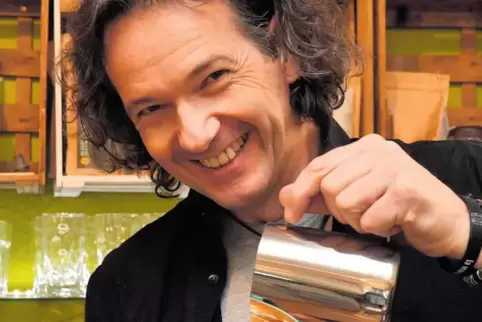Milchschaum und Kaffee – mehr braucht Markus Badura, deutscher Vizemeister in der Kategorie „Latte Art“, nicht für seine Kreatio