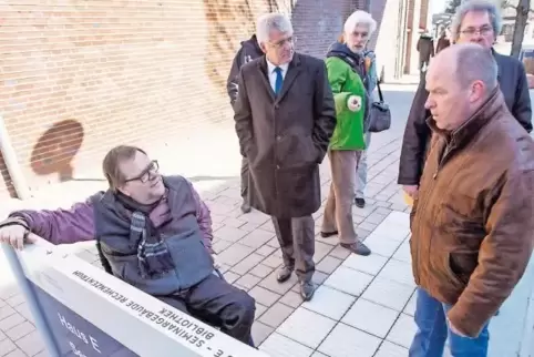 Zeigte sich nach der Besichtigung des Campus Kammgarn zufrieden: Matthias Rösch (links). Bei der Tour des Landesbeauftragten für