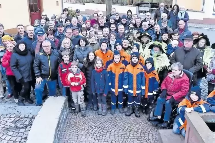 Mit Hexen, Jugendfeuerwehr, kleinen und großen Teilnehmern: Rund 100 Weitersweilerer haben sich am Dienstagabend zum Gruppenfoto
