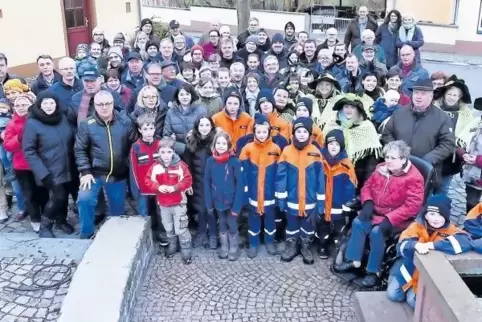 Mit Hexen, Jugendfeuerwehr, kleinen und großen Teilnehmern: Rund 100 Weitersweilerer haben sich am Dienstagabend zum Gruppenfoto