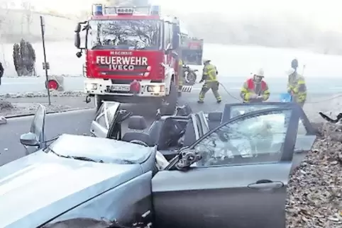 Um den Verletzten schonend zu bergen, nahm die Feuerwehr das Autodach ab.