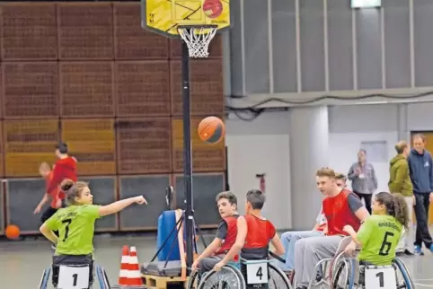 Im Basketball siegten die Schüler der IGS Edigheim.