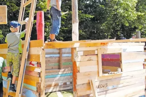 Wieder im Angebot: Hüttenbau auf dem Abenteuerspielplatz.