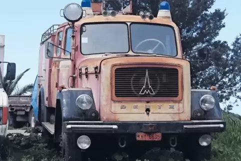 Farbe verblasst und Rost angesetzt: das Tanklöschfahrzeug, wie es heute auf Samos steht.