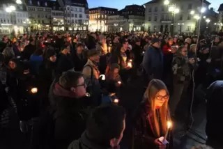 Die Menschen auf dem Landauer Rathausplatz setzten ein Zeichen gegen Ausgrenzung.  Foto: VAN 