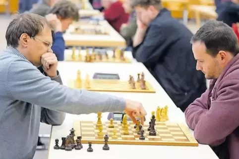 Martin Heider (rechts) am Tisch mit Großmeister Vyacheslav Ikonnikov bei einem Schnellschach-Turnier.