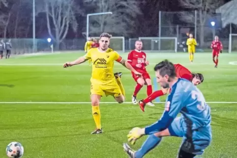 Auch der Kapitän des SV Morlautern traf gestern nicht: Maurice Roth (im gelben Trikot) kommt zu spät. Rechts der Koblenzer Keepe