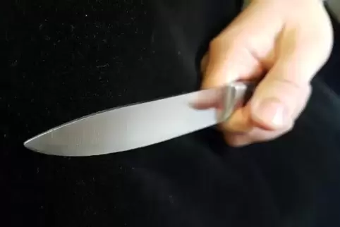 Die schwer verletzte Mutter und der Vater des mutmaßlichen Täters brachten sich bei Nachbarn in Sicherheit, bevor die 67-Jährige